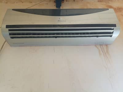 1.5 ac simple no inverter used ma ha Chak kr k la sukta h