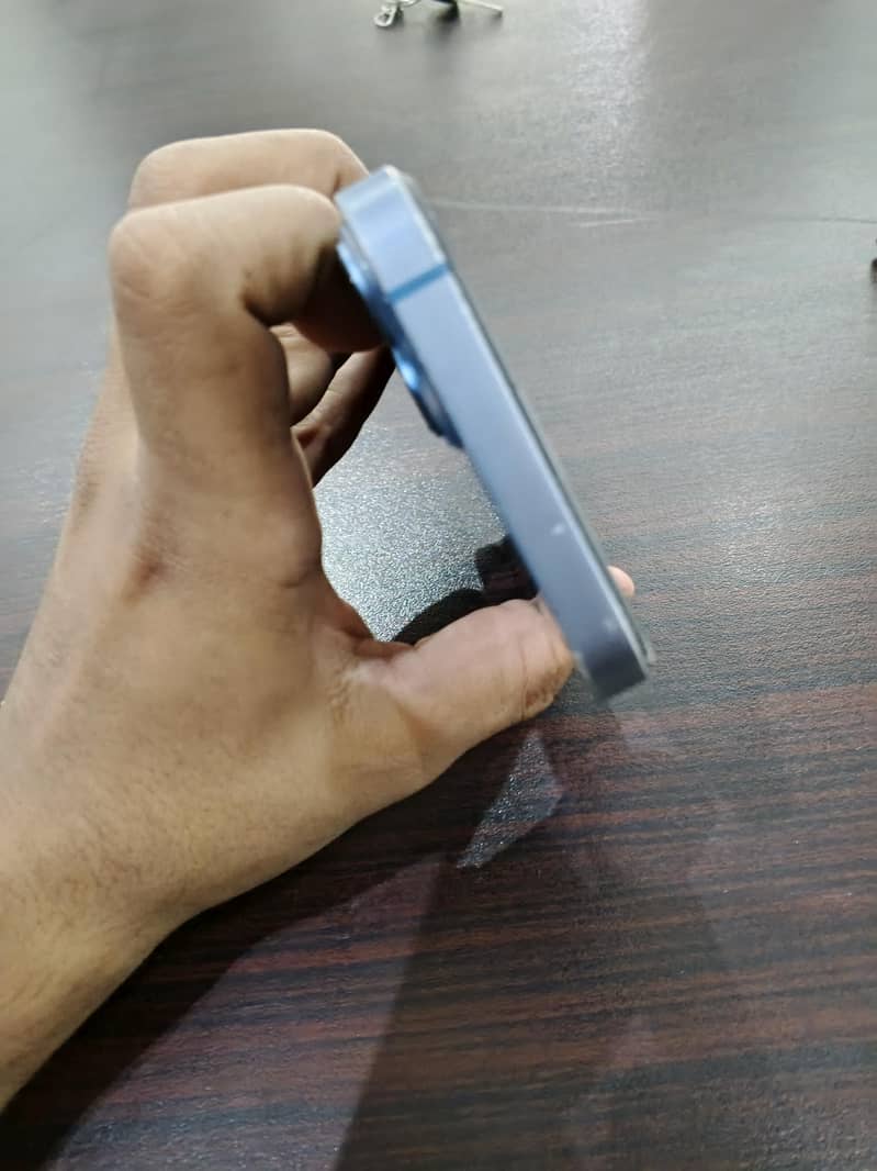 Apple iPhone 13 2