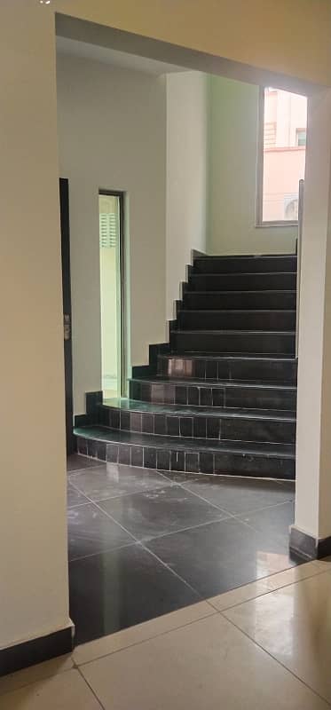 1 KANAL 5 BEDROOM HOUSE AVAILABLE FOR RENT