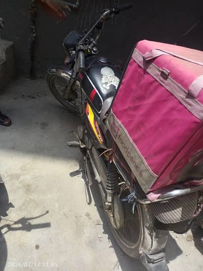Gas par hai 100km average da rhe hai 1kg gas maa