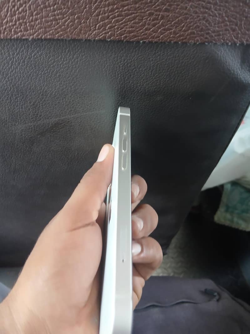 Apple iPhone 13 2
