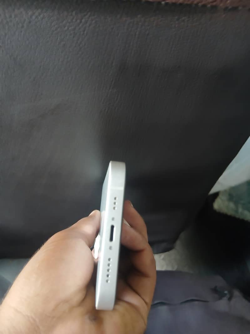 Apple iPhone 13 4