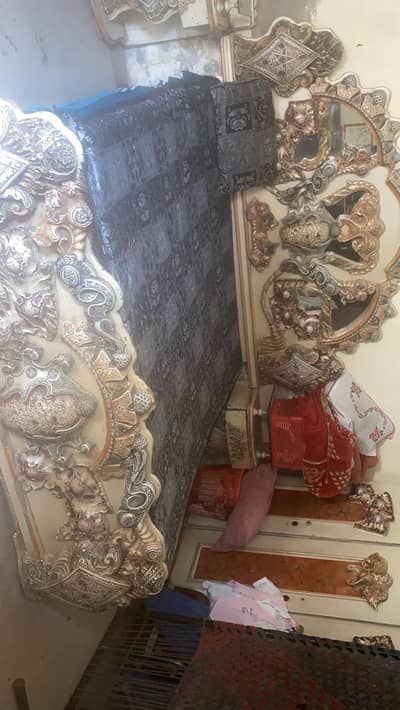 Wooden hai bed hai or sesha wagera sab hai pic quality ni hai