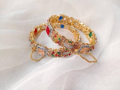 Stunning rose gold cat bracelet featuring a beautiful blend of golden