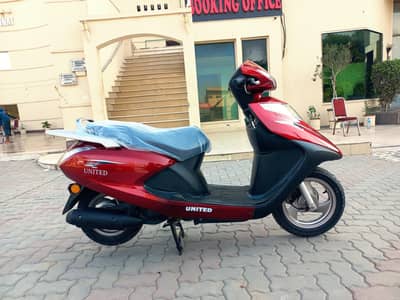 United Scooty 2022 end model 3500 km driven  only like new scooty