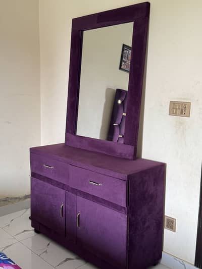 One month used only no side table without matress