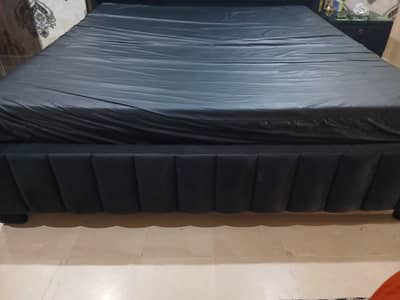 poshish bed and side table without matteres