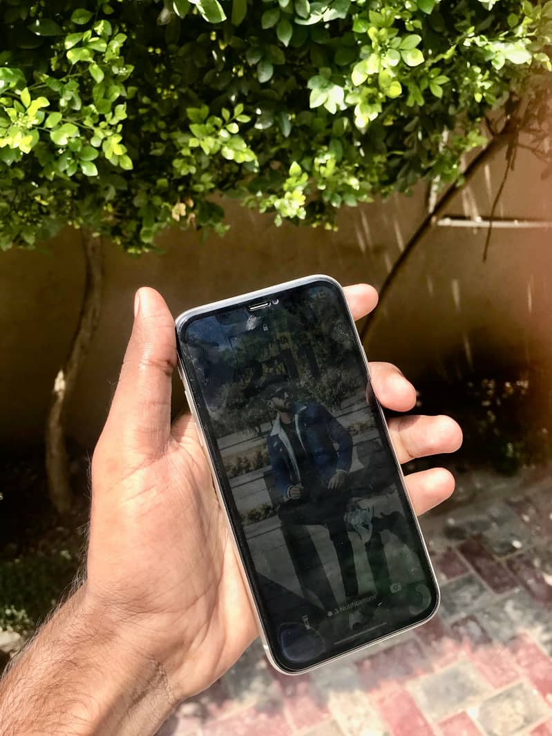Apple iPhone 11 4