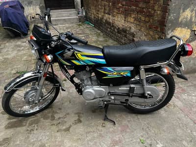 Honda 125 10/10 condition Lahore registred