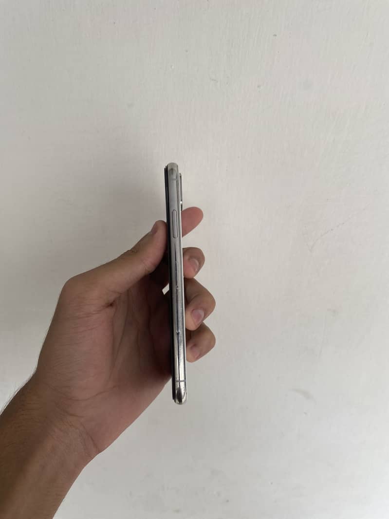 Apple iPhone X 4