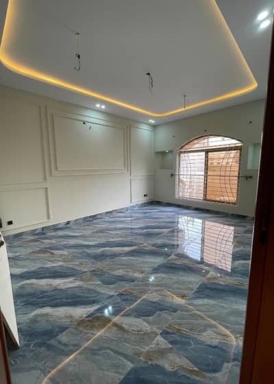 10 Marla Luxury House Available For Rent