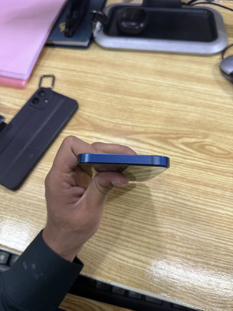 Apple iPhone 12 4