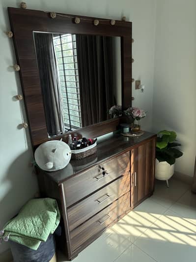 Dressing table with mirror