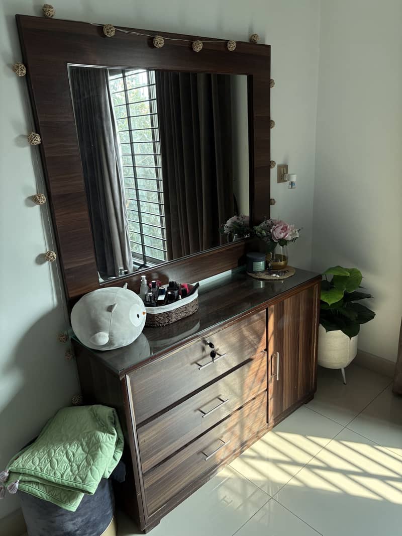Dressing table with mirror 0