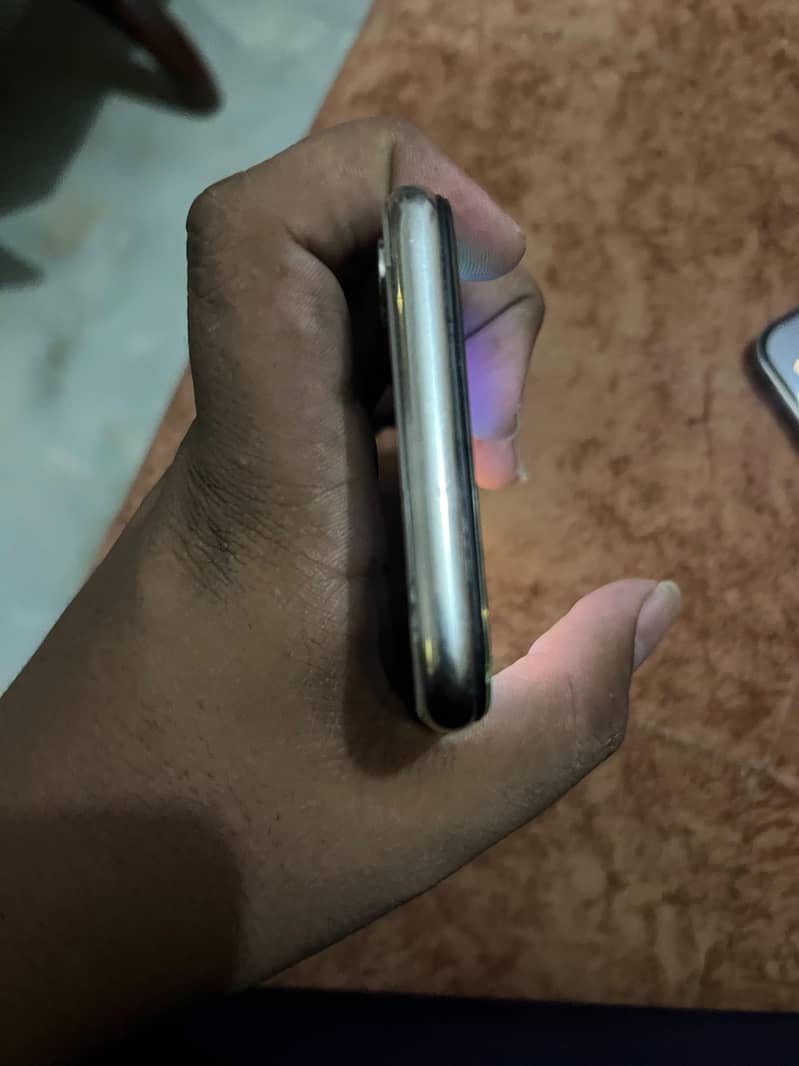Apple iPhone X 4