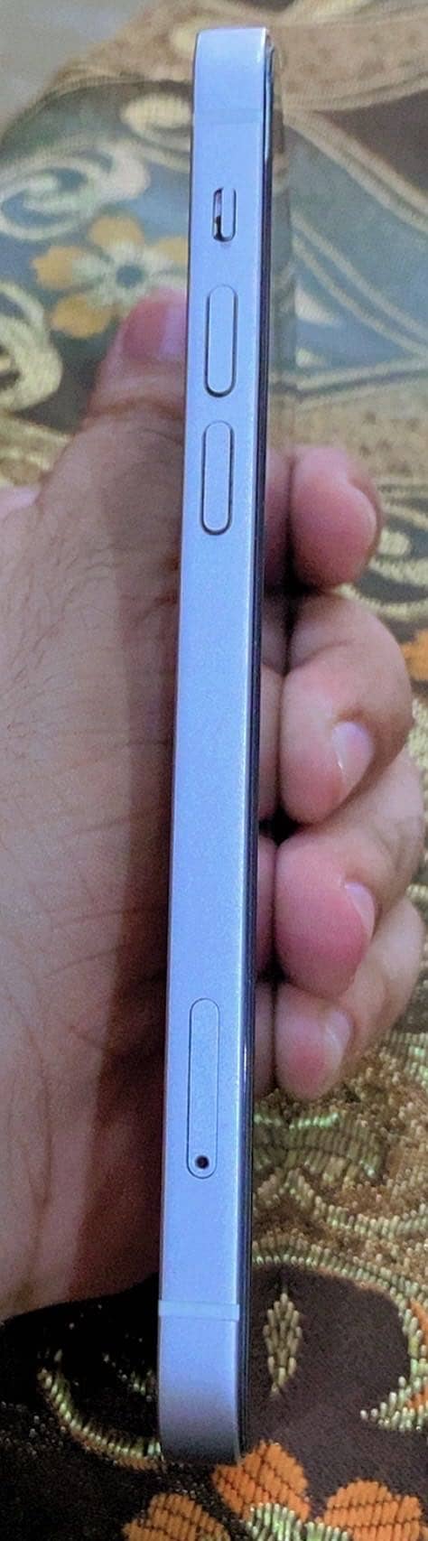 Apple iPhone 12 4