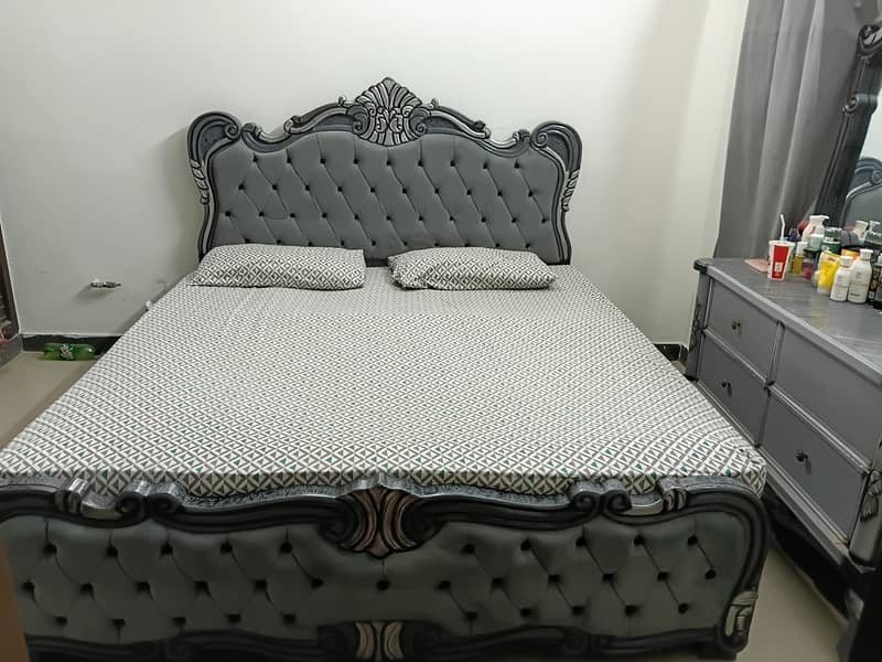 King bed with dressing table 0