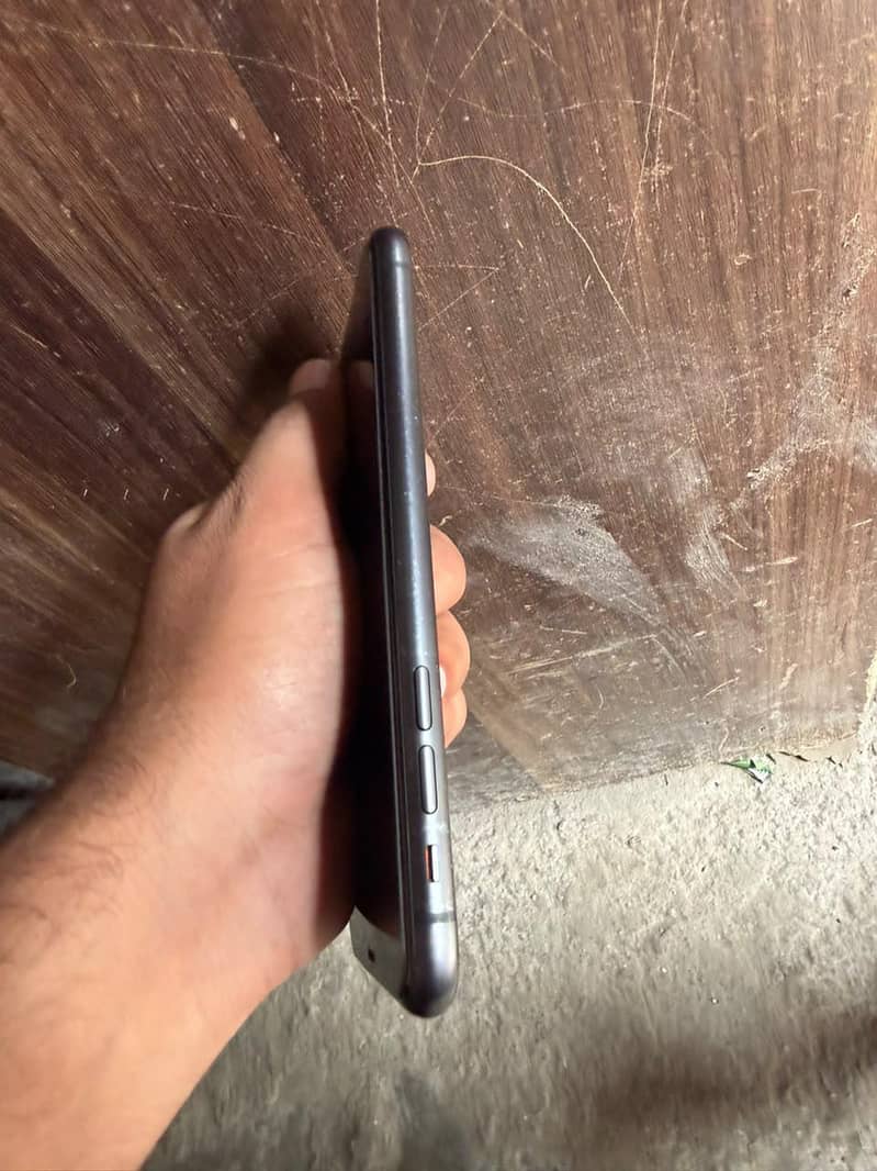 Apple iPhone 11 4