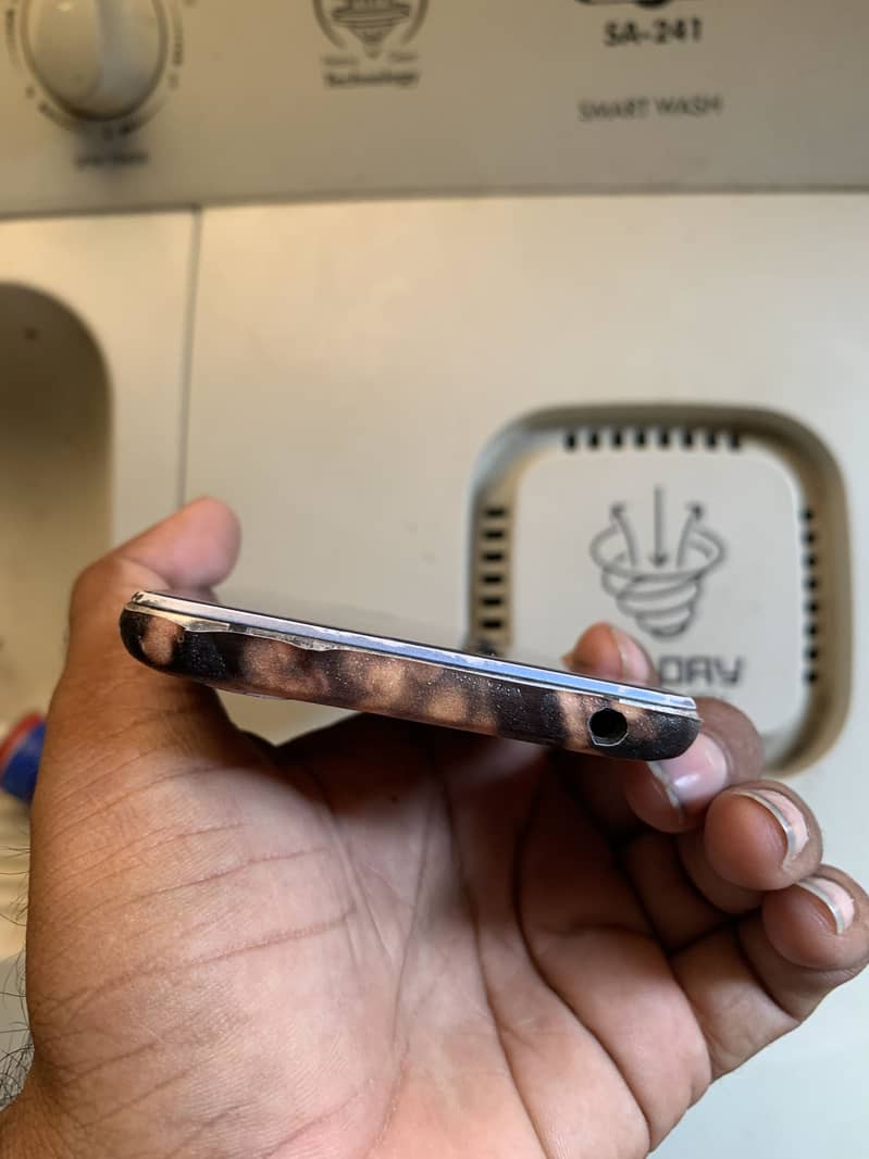 Sharp Aquos R2 4