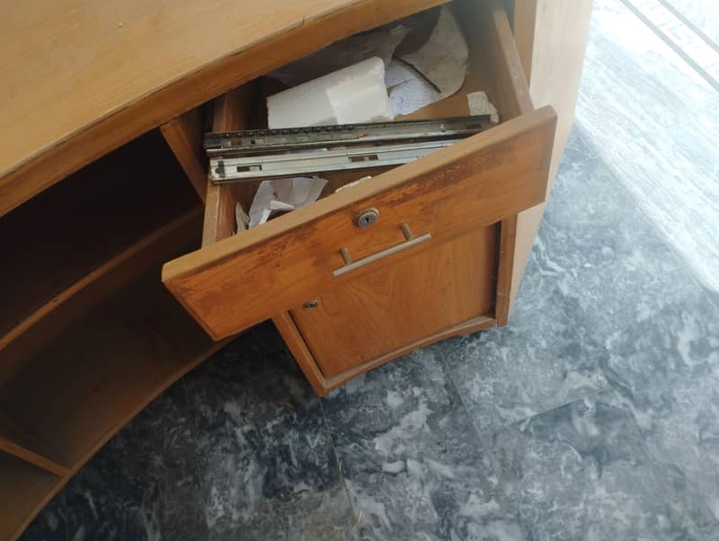 RECEPTION TABLE 4