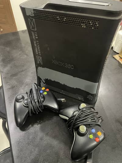 XBOX 360 (2 controllers and more than 50 games)