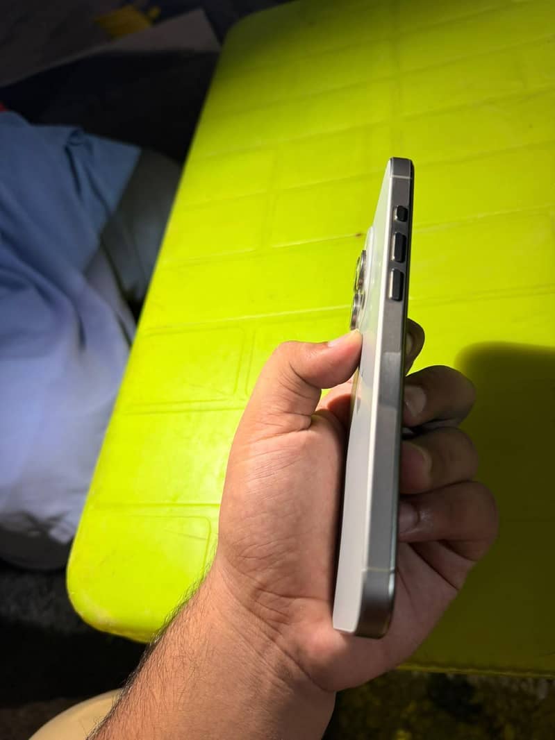 Apple iPhone 15 Pro Max 2