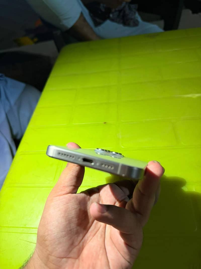 Apple iPhone 15 Pro Max 4