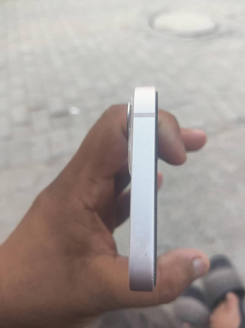 Apple iPhone 13 4