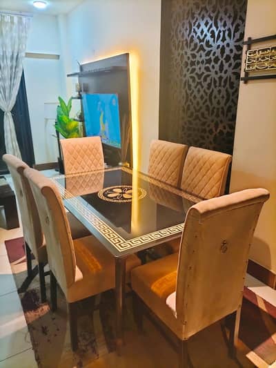 Dining Table in excellent condition