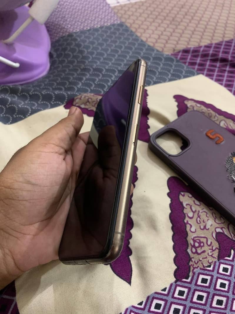 Apple iPhone 11 Pro Max 2
