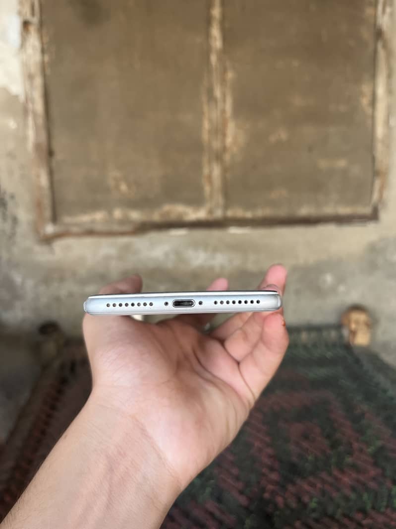 Apple iPhone 8 Plus 3