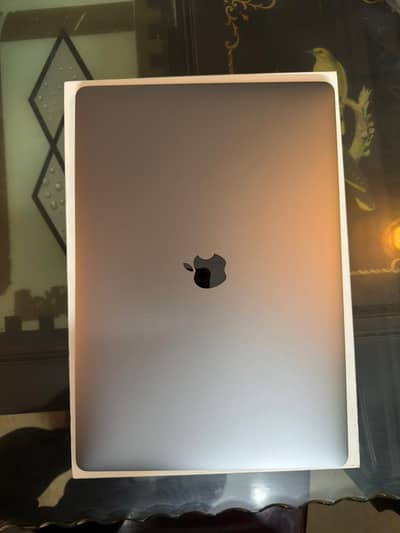 Macbook pro 2018 15 inch i7 16gb