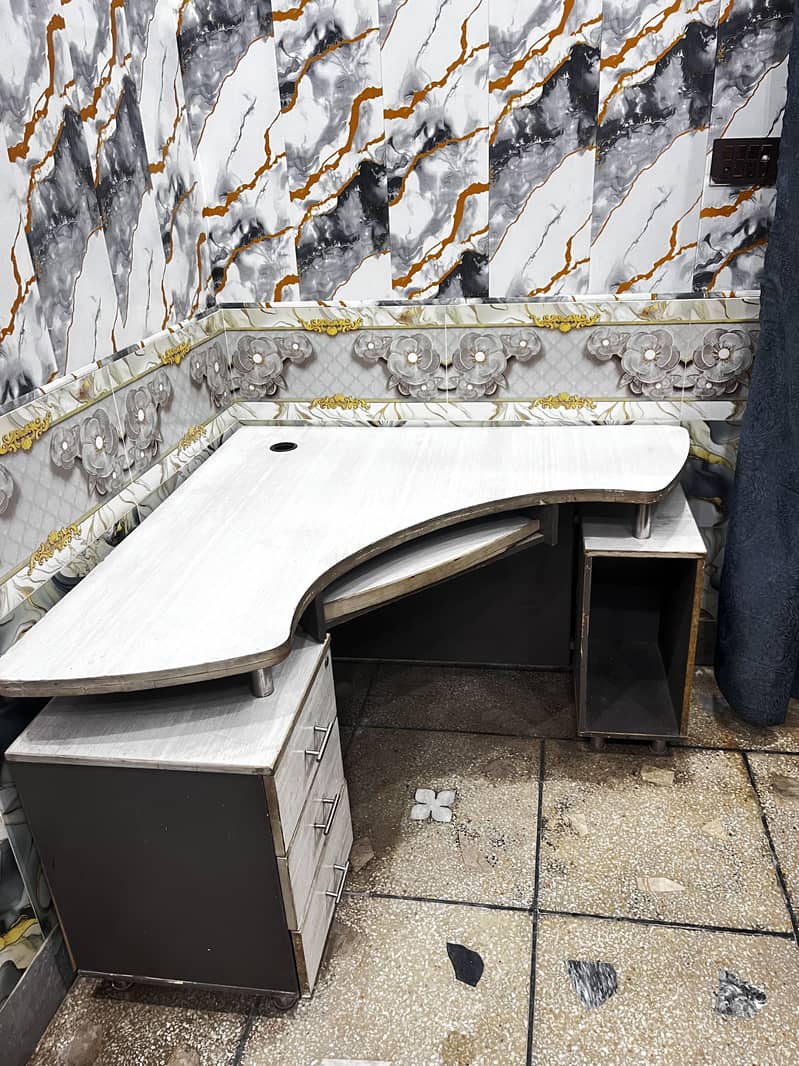 Table for study and office work 0