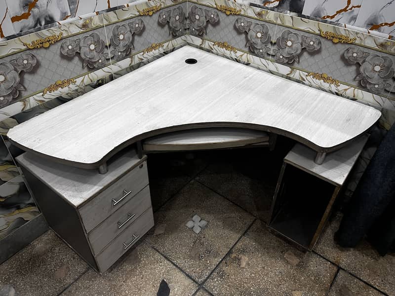 Table for study and office work 1