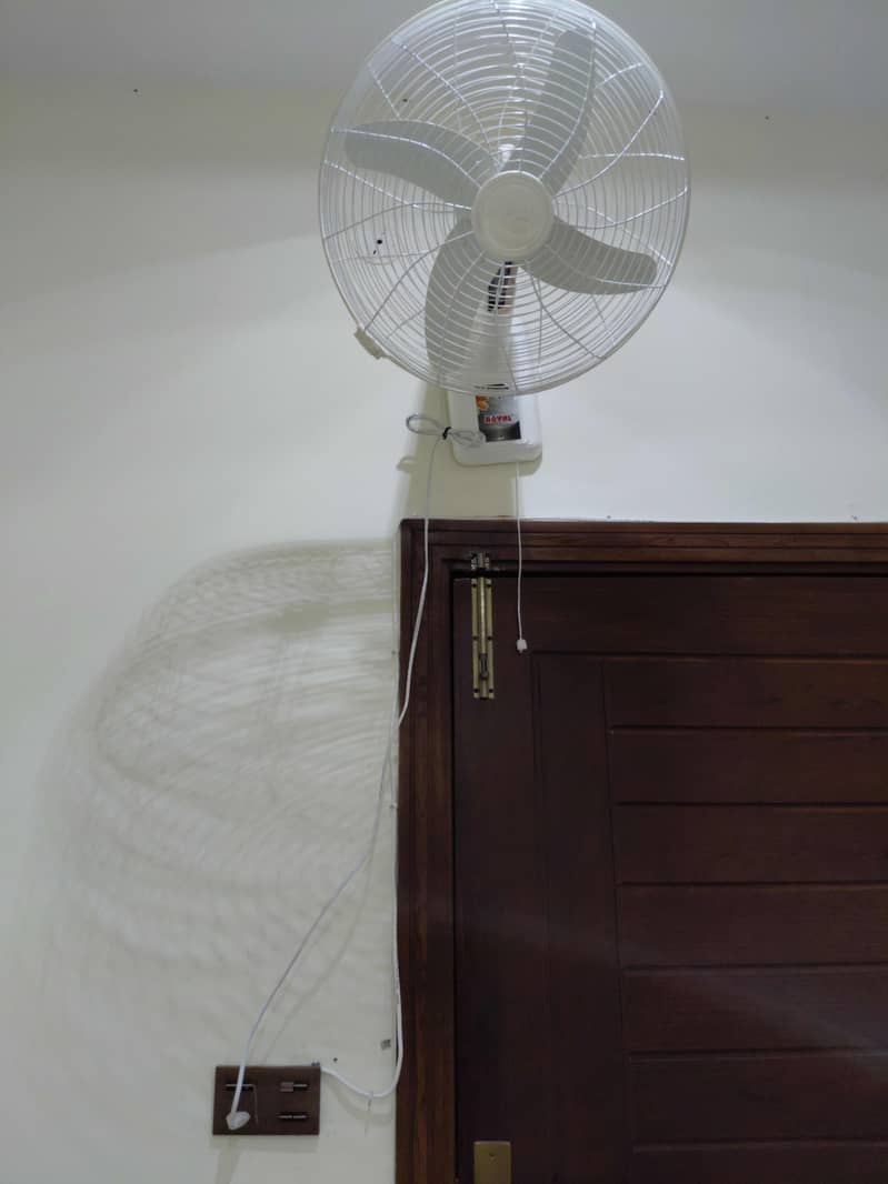 Royal Bracket Fan 2