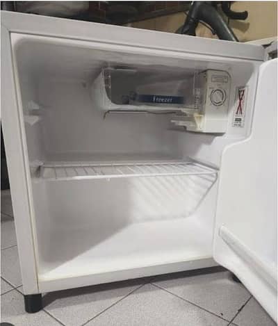 Toshiba mini bar fridge