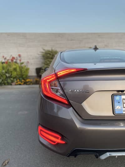 Honda civic 2018 oriel 1.8 ( UG ) top of the line variant