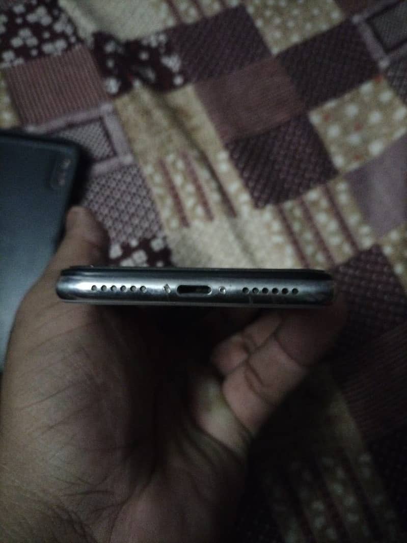 Apple iPhone X 4