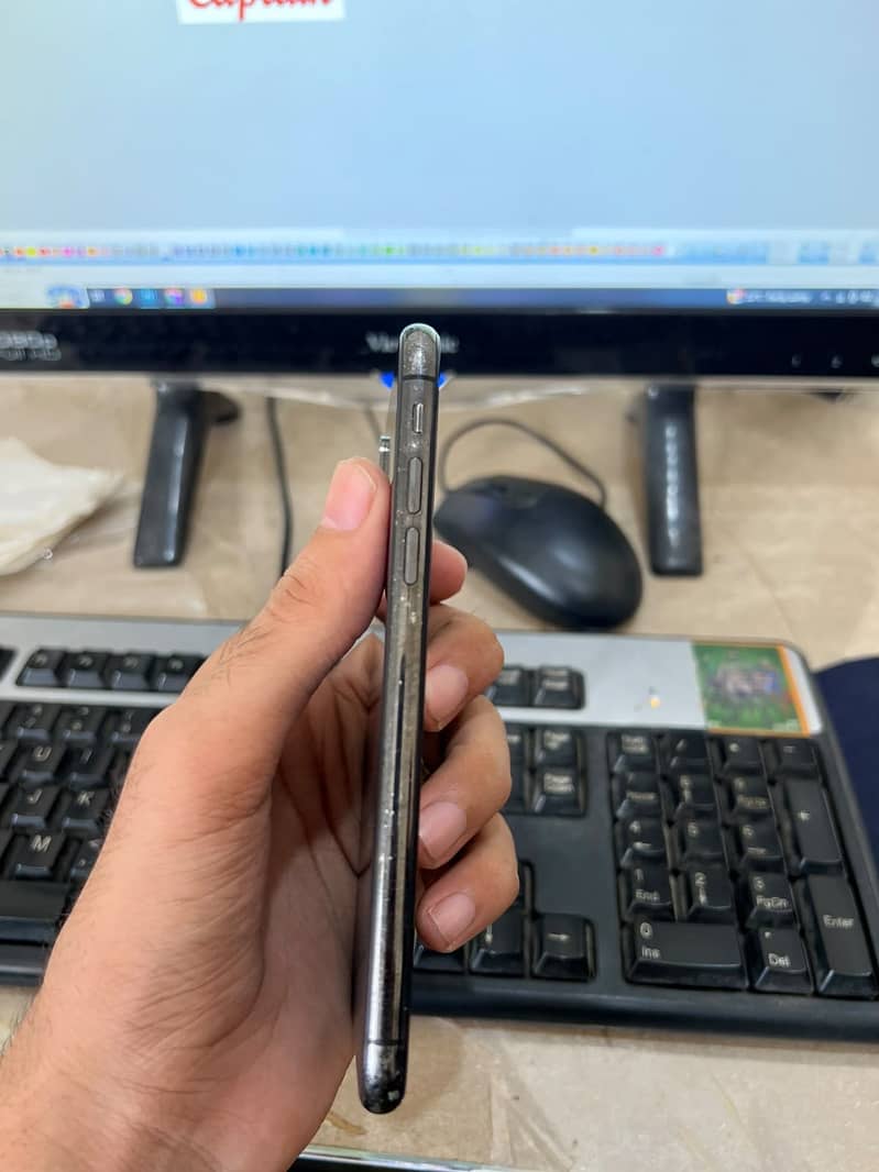Apple iPhone X 4