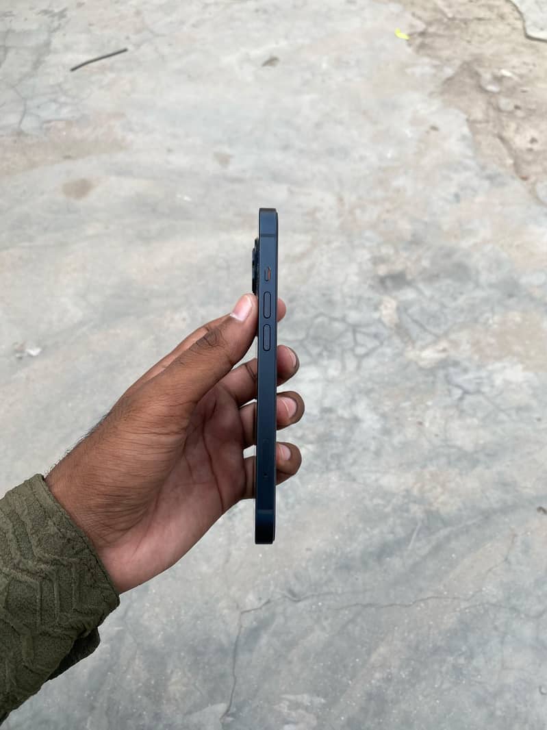 Apple iPhone 13 2