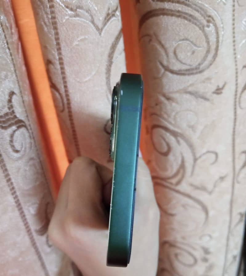 Apple iPhone 13 4