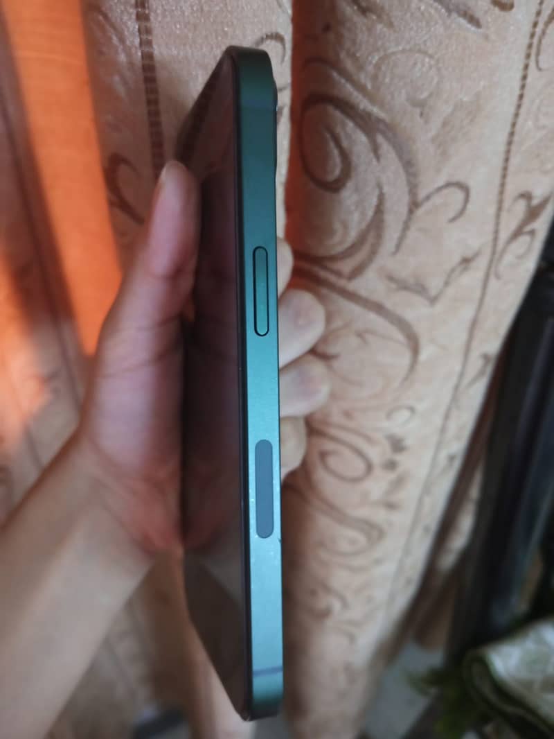 Apple iPhone 13 8