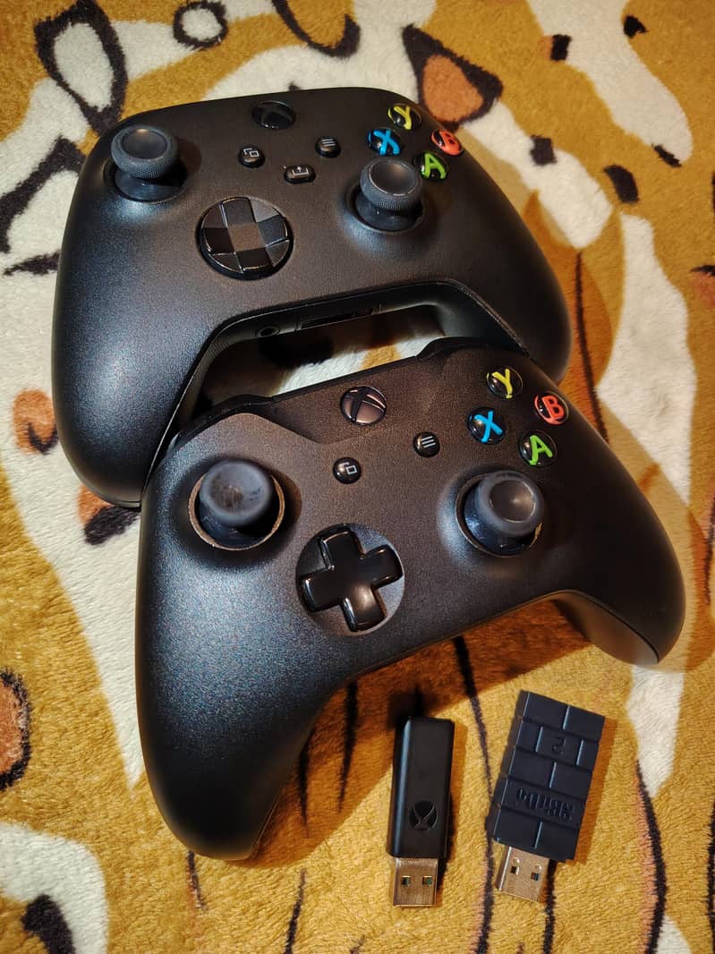 2 Xbox Controllers 0