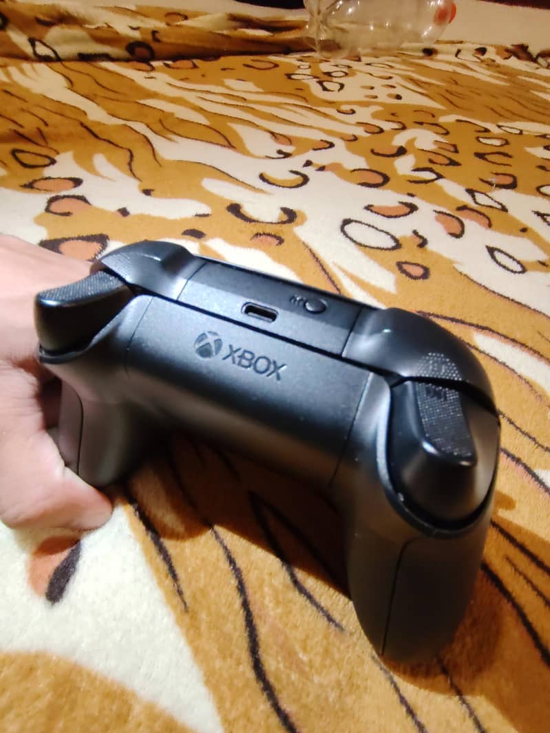 2 Xbox Controllers 1