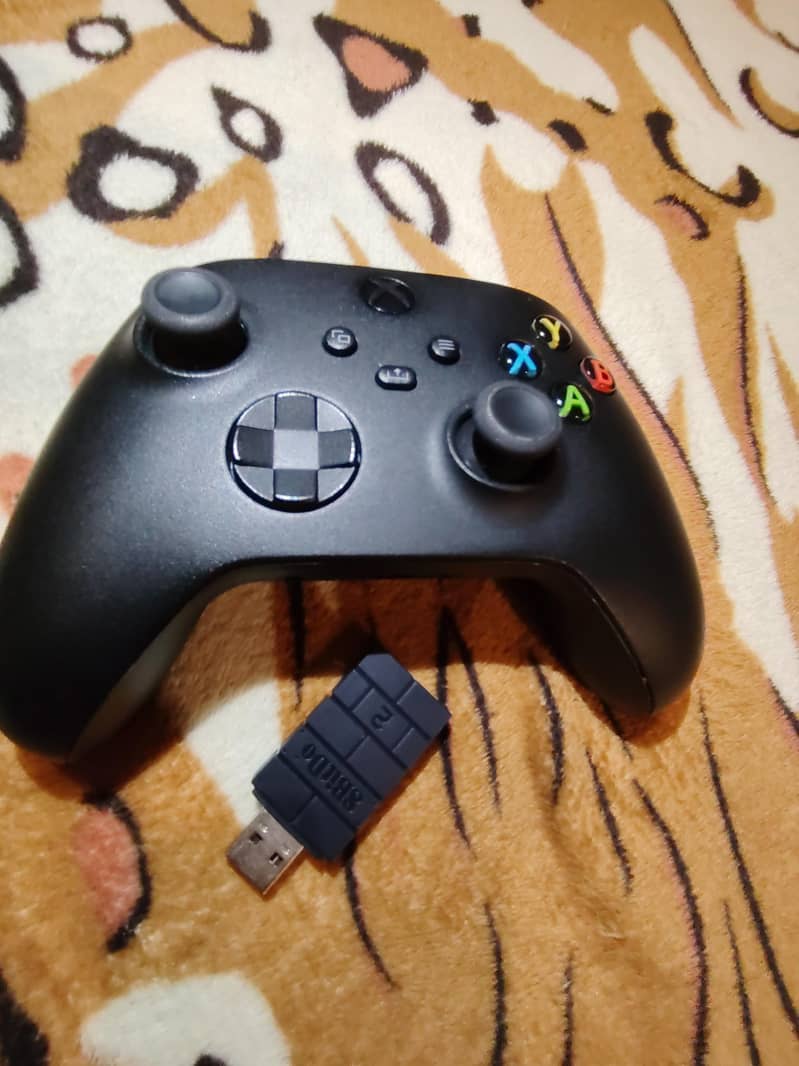 2 Xbox Controllers 2