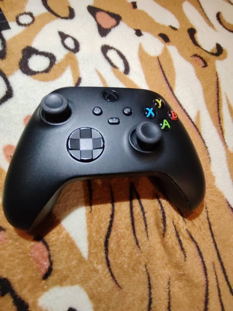 2 Xbox Controllers 3