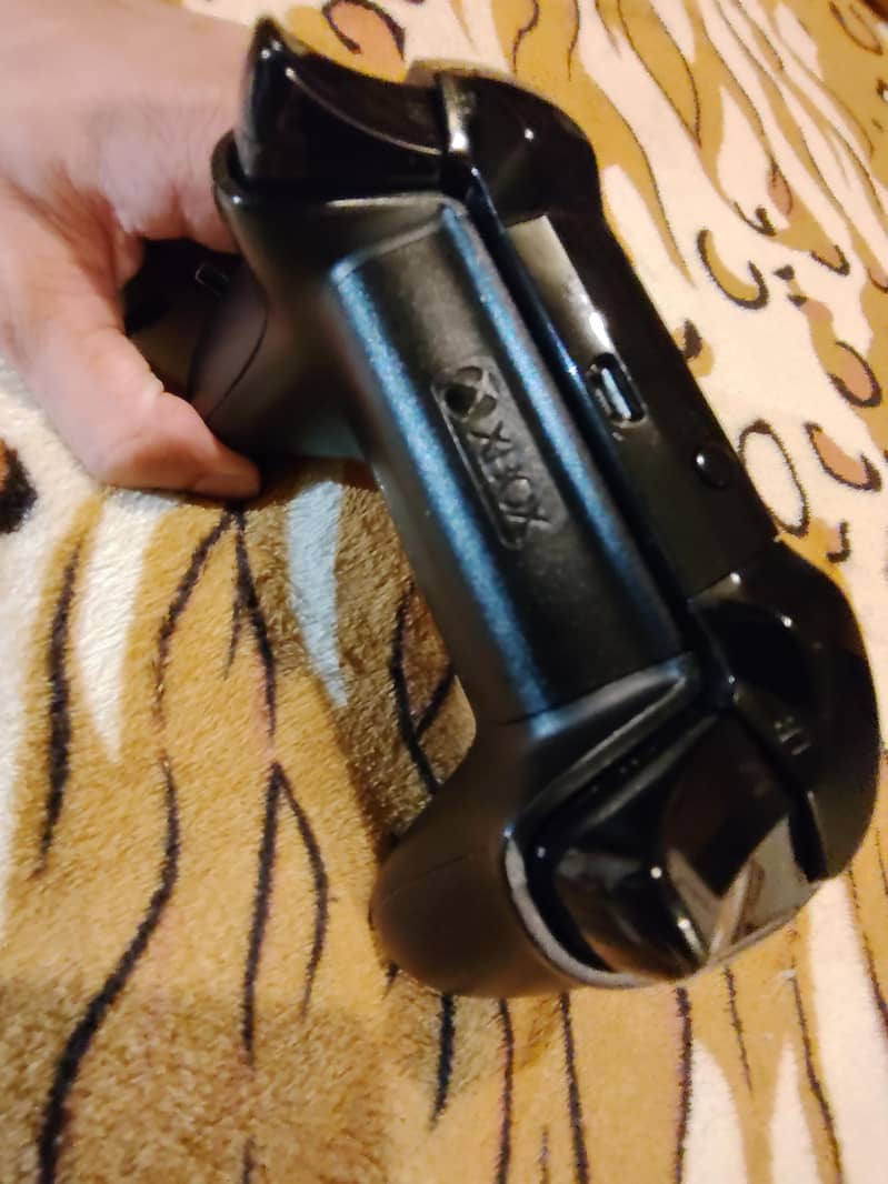 2 Xbox Controllers 4