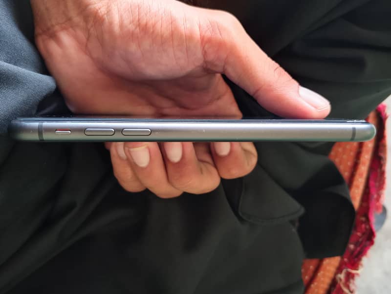 Apple iPhone 11 4