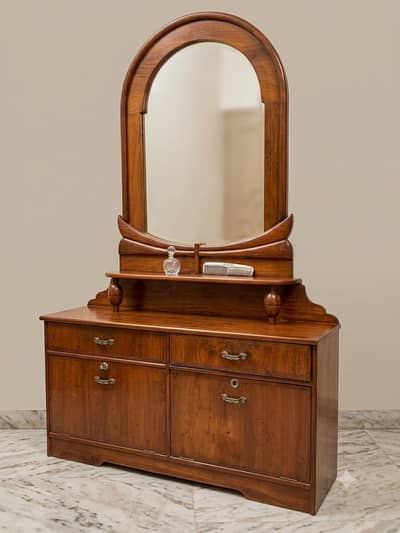 Esthetic modern dressing table