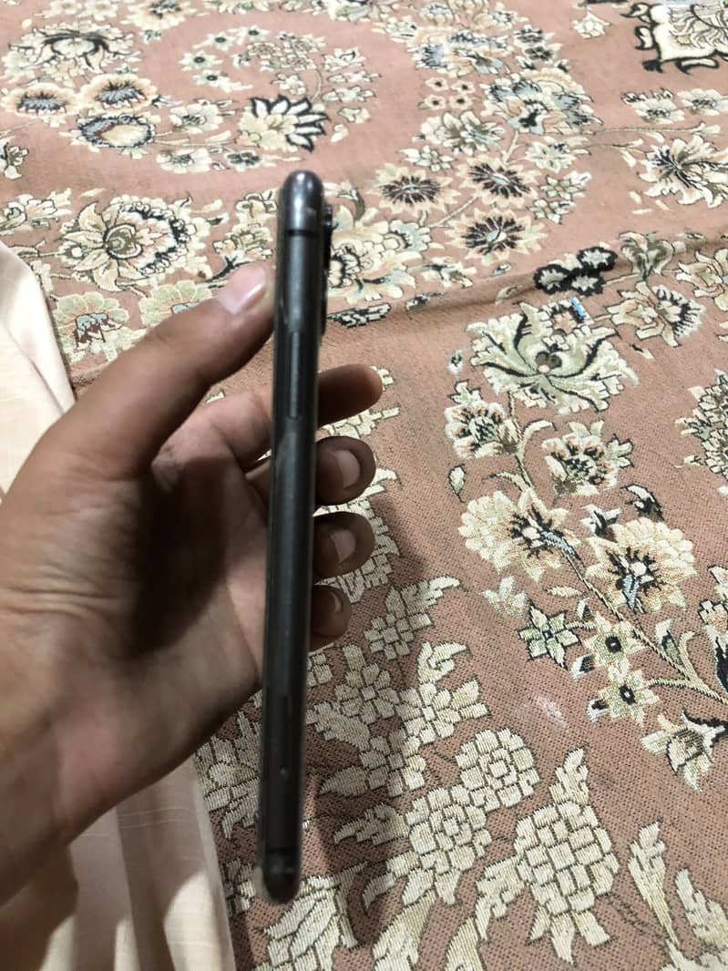 Apple iPhone 11 4